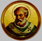 II 

12 czerwca
Święty Leon III, papież
Leon był Rzymianinem, synem Azupiusza. Pochodził ze skromnej rodziny. Już od młodości poświęcił się służbie Bożej w szeregach kleru rzymskiego. Został wybrany papieżem po Hadrianie I (772-795) w dniu 27 grudnia 795 roku. Panował przez 21 lat. Początki jego rządów były wręcz krytyczne. W Rzymie powstały przeciwko niemu zamieszki. Doszło do tego, że w czasie procesji znieważono go, a nawet powalono go na ziemię (799). Papież nie miał innego wyjścia, jak oprzeć się na Karolu Wielkim, od roku 768 królu Franków, a od roku 774 także królu Longobardów. Zaraz po swoim wyborze przesłał mu protokół ze swojej elekcji, klucze od grobu św. Piotra i chorągiew miasta Rzymu na znak, że oddaje mu państwo kościelne pod opiekę. Poszedł nawet dalej: wysłał do Karola petycję, by przysłał swojego delegata, aby ten odebrał od senatu rzymskiego przysięgę na wierność. Karol Wielki odpowiedział listem stwierdzającym, że jest gotów stanąć w obronie papieża przeciwko wszystkim jego wrogom. Jako swojego delegata Karol wysłał opata Angilberta. Kiedy więc w Rzymie wybuchły ponowne zamieszki i uwięziono papieża, ten wezwał na pomoc Karola. Karol przybył do Rzymu w roku 800 i surowo ukarał burzycieli. W podzięce za to papież w samo święto Bożego Narodzenia w czasie uroczystej celebry ogłosił króla Franków cesarzem rzymskim, dokonał też jego koronacji. Akt ten nadawał Karolowi jako cesarzowi prymat nad wszystkimi władcami Europy. Papieżowi zaś dawał pierwszeństwo nad wszystkimi metropolitami Europy, którzy dokonywali koronacji królów. Odtąd każdy nowy cesarz udawał się po koronę do Rzymu. Akt koronacji odbywał się w uroczystość Bożego Narodzenia.
Leon III okazał się nie tylko wytrawnym taktykiem politycznym, ale także gorliwym pasterzem powierzonej sobie owczarni. Zajął się ze szczególną troską ludnością ubogą. Bronił czystości nauki katolickiej. W tym czasie powstała herezja adopcjonizmu. Szerzyli ją biskupi Hiszpanii: Feliks i Elipandus. Głosili oni, że Jezus Chrystus nie był naturalnym Synem Bożym, ale synem przybranym, adoptowanym. Na interwencję papieża cesarz Karol Wielki wezwał obu biskupów do Akwizgranu, gdzie odbyła się wielka dysputa teologiczna, w której naukę Kościoła co do zaatakowanej prawdy wyjaśnił i obronił bł. Alkuin. Herezjarchowie zostali zmuszeni do wyrzeczenia się błędu. Niemniej stanowczo odpierał Leon III zarzut Greków, że łacinnicy odstąpili od prawowiernej nauki odnośnie do pochodzenia Ducha Świętego. Podczas zwołanych w tej sprawie synodów sprawę dogmatycznie wyjaśniono i uzasadniono. Właśnie w tej materii bł. Alkuin wydał osobną teologiczną rozprawę.
Leon III wyróżnił się także jako doskonały administrator. Odbudował wiele kościołów w Rzymie i umocnił go murem. Wystawił wiele nowych gmachów, wprowadził ład w urzędach.
Po tak pracowitym pontyfikacie Leon III odszedł do wieczności 12 czerwca 816 roku. W roku 1673 dekretem Świętej Kongregacji Obrzędów został włączony do Martyrologium Rzymskiego.