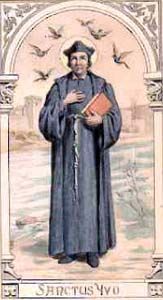 VI0519
 W Bretanii pamiątka św. Iwona, kapłana i Wyznawcy. Jako adwokat, z miłości dla Chrystusa zajmował się przede wszystkim sierotami, wdowami i biednymi.
Patron w dniu 19 maja dla imion: Iwo, Iwon

św Iwo (Iwon) Helory z Bretanii (1250 - 1303)

Znany też jako Iwo z Kermartin, Iwo z Tréguier. Urodził się 17 października 1253 roku w Kermartin w pobliżu Tréguier. Po ukończeniu 14 roku życia studiował w Paryżu na wydziale sztuk wyzwolonych, później na wydziale prawa kanonicznego i teologii, a w Orleanie na wydziale prawa cywilnego.

Kiedy jako niemal trzydziestoletni, świetnie wykształcony prawnik powrócił do rodzinnej Bretanii, archidiakon Rennes natychmiast powołał go na stanowisko oficjała, czyli diecezjalnego sędziego duchownego i powierzył mu wszystkie sprawy sporne diecezji. Iwo od samego początku zyskał sobie opinię bezstronnego, nieprzekupnego i sprawiedliwego sędziego, który - o dziwo - bogatych podsądnych traktował na równi z ubogimi. Potrafił w niezrównany sposób połączyć sprawiedliwość ziemską z zasadami chrześcijańskiej miłości bliźniego. Zawsze czynił starania, by pogodzić zwaśnione strony i uniknąć procesu, a jeśli już musiało do niego dojść, biednym opłacał koszty postępowania sądowego, skazanych odwiedzał w więzieniach i wspomagał ich rodziny, a szczególną troską otaczał najbardziej bezradnych, tj. wdowy i sieroty.
Po czterech latach Iwo objął urząd oficjała w Tréguier i wyświęcony został na kapłana. Biskup powierzył mu niewielką parafię Trédrez, a po roku 1293 nieco większą - Louannec. Iwo od razu zjednał sobie parafian, dając przykład ubóstwa i modlitwy. W czasach, kiedy kapłani obowiązani byli odprawiać Mszę św. tylko w niedziele i święta, Iwo czynił to codziennie, niezależnie od tego, gdzie się znajdował. Często, chcąc pogodzić zwaśnionych, zanim zajął się sprawą jako sędzia, odprawiał w ich intencji Mszę św. - po niej serca skłóconych w jakiś cudowny sposób ulegały przemianie i jednali się bez rozprawy.
Iwo prowadził też częstą w czasach Średniowiecza działalność wędrownego kaznodziei - oznaczał się taką gorliwością w głoszeniu Słowa, że niejednokrotnie w ciągu jednego dnia głosił je w kilku odległych od siebie o wiele kilometrów kościołach i to zarówno w języku bretońskim, francuskim, jak i łacińskim.
Jeszcze podczas pobytu w Rennes rozpoczął się trwający przez długich dziesięć lat czas wewnętrznej walki Iwona, który zaowocował buntem miłości przeciw nieładowi tego świata, dosłownym potraktowaniem Ewangelii, życiem Błogosławieństwami, a zwłaszcza pierwszym - ubóstwem w duchu. Stopniowo wzrastało w nim coraz większe umiłowanie ascezy. Jeszcze w czasach studenckich Iwo zaczął sypiać na podłodze, na cienkiej warstwie słomy z kamieniem lub księgą praw pod głową oraz odmawiać sobie mięsa i wina, by przekazać je ubogim. Kolejnym krokiem był post o chlebie i wodzie w środy i piątki, zrezygnowanie z konia, a później z pięknych i kosztownych szat oficjała, które dwa razy do roku, zaraz po otrzymaniu nowych, przekazywał biedakom z hospicjum w Tréguier. Sam przywdział zwykły chłopski kaftan ze zgrzebnego płótna, do którego parę lat później dołożył pełną pcheł ostrą włosiennicę. Jak twierdził, nie mógł dłużej być świadkiem Chrystusa ubogiego, paradując w zbytkownym stroju, nie chciał oznajmiać ludziom sprawiedliwości, samemu będąc odzianym w symbole dominacji i tryumfu. Ponieważ w owych czasach można było sprawować urząd sędziego i adwokata jednocześnie, Iwo zaczął za darmo bronić ubogich - odtąd zyskał sobie przydomek &quot;adwokata biedaków&quot;.
Kiedy odziedziczył rodzinną posiadłość Kermartin, nie zrzekł się jej - podobnie jak nigdy nie zrezygnował z dochodów związanych ze sprawowaniem urzędu oficjała: nie stanowiły one przeszkody w drodze do doskonałości chrześcijańskiej - wszystko rozdawał potrzebującym, odziewał ich, żywił, dawał schronienie, opłacał naukę, leczył, kupował płótna grzebalne. Dworek Kermartin zamienił na przytułek dla najuboższych, zwłaszcza kalekich, chorych i starych, by choć pod koniec życia zaznali trochę miłości i umarli godnie. Kiedy dwór okazał się zbyt ciasny, wybudował hospicjum przeznaczone dla podróżnych i pielgrzymów. Sam wszystkim przygotowywał posłanie, każdego witając z prawdziwą radością, jako &quot;przysłanego przez Pana&quot;.
Po wypełnionych pracą dniach zamykał się w swoim pokoju i noce spędzał na modlitwie. Często też oddawał się trwającej przez parę dni kontemplacji, nie jedząc wówczas i nie pijąc, &quot;odpoczywając&quot; w Bogu i nabierając sił do dalszej działalności.
Iwo Hélory zmarł 19 maja 1303 roku. Kiedy w roku 1347, papież Klemens VI ogłosił go świętym, jego kult, który rozpoczął się zaraz po śmierci, bardzo szybko rozprzestrzenił się poza granice Bretanii. Kościoły i kaplice jemu dedykowane zbudowano m.in. w Paryżu i w Rzymie. Wiele wydziałów prawa i uniwersytetów obrało go za patrona, m. in. w Nantes, Bazylei, Fryburgu, Wittenberdze, Salamance i Louvain.
Do Polski kult św Iwona dotarł stosunkowo wcześnie. Już 25 lat po kanonizacji, w roku 1372 jeden z kanoników wrocławskiej kolegiaty św Idziego, Bertold, ze swej pielgrzymki do Tréguier przywiózł relikwie świętego. Umieszczono je w jednym z bocznych ołtarzy kościółka św Idziego - niestety, dziś ich tam już nie ma. Niezależnie od Bertolda po relikwie św Iwona pojechał do Bolonii opat Kanoników Regularnych Henricus Gallici. Na jego koszt do budującego się wówczas kościoła NMP na Piasku dobudowano kaplicę św Iwona, w której umieszczono ołtarzyk szafkowy z relikwiami. Niestety, nie dotrwały one do naszych czasów, w przeciwieństwie do kultu, który, przerwany na początku XIX wieku, ożył w roku 1981 - od tego czasu w każdą pierwszą sobotę miesiąca w kaplicy św Iwona zbierają się prawnicy wrocławscy na Mszy św. specjalnie dla nich sprawowanej.
Drugim ważnym miejscem kultu św Iwona w Polsce jest Iwonicz Zdrój, gdzie znajduje się jedyny w Polsce, jak się wydaje, kościół pw. św Iwona z przepiękną rzeźbioną w drewnie lipowym statuą świętego. Według Encyklopedii Katolickiej &quot;nazwa XIV-wiecznej osady Iwonicz wiąże się z wczesnym kultem św Iwona w Polsce&quot;. Trudno dziś to udowodnić, wiadomo jedynie, że pierwsza drewniana kaplica pod wezwaniem św Iwona zbudowana została w roku 1838 dzięki staraniom hrabiego Karola Załuskiego, założyciela uzdrowiska. W latach 1894 - 95 wybudowano kościół parafialny pw. św Iwona i MB Uzdrowienie Chorych. W roku 1995 tuż obok niego postawiono duży nowoczesny kościół, tym razem zmieniając kolejność patronów, tzn. pw. MB Uzdrowienie Chorych i św Iwona. Wspomniany w Martyrologium Rzymskim z 1938 roku.