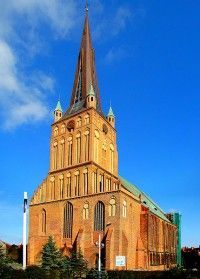 30 maja
Bazylika metropolitalna w Szczecinie
Dzisiejsza bazylika metropolitalna w Szczecinie jest jednym z najstarszych kościołów Pomorza Zachodniego. Została ufundowana w XII wieku. Początkowo była zbudowana z drewna. W połowie XIII w. rozpoczęto budowę murowanej, gotyckiej bazyliki. Budowa i kolejne przebudowy trwały aż do XVI stulecia. W 1534 r. kościół został przejęty przez protestantów. Od tego czasu, do 1944 r., nie zmieniał swych zasadniczych form, poza wymianą poszczególnych elementów zniszczonych przez pożary i wichury.
W 1944 r. kościół uległ niemal kompletnemu zniszczeniu. W formie częściowo zabezpieczonej ruiny pozostawał do 1972 r. Wówczas przejęty został ponownie przez Kościół katolicki i nowo utworzone biskupstwo szczecińsko-kamieńskie, należące - tak jak w wiekach średnich - do metropolii gnieźnieńskiej. W latach 1972-1974 odbudowano go, rekonstruując średniowieczne rozplanowanie bryły i przestrzeni. Od 1992 r. kościół pw. św. Jakuba ma rangę bazyliki archikatedralnej.
W 2007 r. rozpoczęła się rekonstrukcja wieży katedry w celu przywrócenia jej dawnej sylwetki. 12 stycznia 2008 r. na wieży postawiono strzelisty hełm, w którym mają znaleźć się punkty widokowe. Po rekonstrukcji wieży, katedra mierzy 110,18 m i jest drugim pod względem wysokości budynkiem w Szczecinie i drugą co do wysokości świątynią w Polsce (po bazylice w Licheniu - 141,5 m).
15 czerwca 2008 r. uroczyście poświęcone zostały nowe organy. Mają one 66 głosów i składają się z 4743 piszczałek (o wysokości od 11 milimetrów do 10 m), w tym 183 rezonatory trąbki hiszpańskiej. Cały instrument o wysokości 10 m waży 36 ton.

abp Andrzej Dzięga, metropolita i ordynariusz archidiecezji szczecińsko-kamieńskiejDiecezja szczecińsko-kamieńska istnieje w swej obecnej formie od roku 1972. Powołał ją do istnienia - znosząc istniejącą wcześniej tymczasową organizację administracji kościelnej na Ziemiach Odzyskanych - papież Paweł VI bullą Episcoporum Poloniæ Cœtus. Pierwszym biskupem diecezji został ks. dr Jerzy Stroba, który pełnił tę funkcję do roku 1978. Kolejnym ordynariuszem diecezji został bp Kazimierz Majdański. 25 marca 1992 r. bullą Totus Tuus Poloniae Populus św. Jan Paweł II podniósł dotychczasową diecezję do rangi archidiecezji. Obecnie ordynariuszem diecezji jest abp Andrzej Dzięga. Wspierają go biskup pomocniczy Henryk Wejman oraz dwaj biskupi seniorzy: Marian Błażej Kruszyłowicz OFMConv. oraz Jan Gałecki. Patronami archidiecezji są Najświętsza Maryja Panna Matka Kościoła i św. Otton z Bambergu, biskup. Na terenie liczącej ponad 12,5 tys. km kw. archidiecezji w 274 parafiach podzielonych na 37 dekanatów pracuje ponad 500 księży diecezjalnych i 180 kapłanów zakonnych.

Katedrę szczecińską 11 czerwca 1987 r. nawiedził św. Jan Paweł II podczas III pielgrzymki do Polski. Spotkał się w niej bezpośrednio po uroczystości wmurowania kamienia węgielnego pod diecezjalne seminarium z alumnami, księżmi i zakonnikami. Powiedział wtedy:

Św. Jan Paweł II w katedrze szczecińskiej, 11 czerwca 1987 r.Teologia winna służyć posłannictwu pasterskiemu Kościoła. Jest to zarazem służba na rzecz polskiej kultury chrześcijańskiej jako podstawowego dobra własnego narodu. Nauka katolicka winna podejmować i spełniać swoje zadania stosownie do wymagań intelektualnych i moralnych polskiego społeczeństwa, a wymagania te, jak wiadomo, bardzo się podniosły i stale się podnoszą.
Stąd też ważne jest dla Kościoła i dla społeczeństwa katolickiego ugruntowanie charakteru akademickiego studiów w wyższych seminariach duchownych w całej Polsce. Funkcja dydaktyczna bowiem - czyli nauczanie - łączy się z &quot;uprawianiem nauki&quot;, ze żmudną niejednokrotnie pracą badawczą, która jest istotna dla twórczości naukowej. Rzetelna formacja filozoficzna i teologiczna winna uzdolnić przyszłych kapłanów - w duchu dialogu-konfrontacji z dzisiejszym światem - do ukazywania chrześcijańskiej wizji Boga, człowieka i świata oraz jej intelektualnych, społecznych i etycznych implikacji.