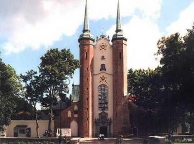 IX
14 sierpnia
Kościół archikatedralny w Gdańsku-Oliwie
Cystersi sprowadzeni do Oliwy w 1186 roku zbudowali murowane oratorium - późniejszy kościół klasztorny. Pomimo zniszczeń związanych z napadami Prusów i Krzyżaków kościół nieustannie się powiększał, aż w trakcie odbudowy po wielkim pożarze w 1350 roku rozrósł się do dzisiejszych rozmiarów.
W 1577 roku klasztor został zniszczony przez gdańskich żołnierzy - ocalały tylko mury kościoła, dlatego też całe wyposażenie katedry pochodzi z późniejszych czasów.
Po kasacie opactwa w 1831 roku kościół klasztorny stał się kościołem parafialnym. W 1925 roku stał się katedrą - siedzibą biskupa gdańskiego. W 1976 roku katedra otrzymała tytuł bazyliki mniejszej, a w 1992 roku, po reorganizacji struktur diecezjalnych w Polsce, została podniesiona do rangi archikatedry.

abp Sławoj Leszek Głódź, ordynariusz i metropolita gdański
Diecezja gdańska została erygowana w 1922 r. jako administratura apostolska, a w 1925 r. - jako biskupstwo podległe bezpośrednio Stolicy Apostolskiej. W 1957 r. utworzono seminarium duchowne w Gdańsku-Oliwie, a w 1978 r. ustanowiono kapitułę katedralną. 25 marca 1992 r., mocą bulli Totus Tuus Poloniae Populus św. Jan Paweł II podniósł diecezję gdańską do rangi archidiecezji i utworzył metropolię gdańską. Jej ordynariuszem od 2008 r. jest abp Sławoj Leszek Głódź. W posłudze wspierają go dwaj biskupi pomocniczy: Wiesław Szlachetka i Zbigniew Zieliński. Archidiecezja obejmuje obszar ok. 2500 km kw. i liczy ok. 1 mln mieszkańców. W blisko 200 parafiach podzielonych na 24 dekanaty pracuje ok. 570 księży diecezjalnych i ok. 180 księży zakonnych.

W 1987 r., podczas swojej III pielgrzymki do Ojczyzny, Gdynię, Gdańsk i Westerplatte odwiedził św. Jan Paweł II. Podczas Mszy św. sprawowanej dla ludzi pracy 12 czerwca 1987 r. na gdańskiej Zaspie mówił między innymi:

Praca nie może być traktowana - nigdy i nigdzie - jako towar, bo człowiek nie może dla człowieka być towarem, ale musi być podmiotem. W pracę wchodzi on poprzez całe swoje człowieczeństwo i całą swą podmiotowość. Praca otwiera w życiu społecznym cały wymiar podmiotowości człowieka, a także podmiotowości społeczeństwa, złożonego z ludzi pracujących. Trzeba zatem widzieć wszystkie prawa człowieka w związku z jego pracą i wszystkim czynić zadość.
Za pracę ludzką trzeba zapłacić i równocześnie: na pracę człowieka nie sposób odpowiedzieć samą zapłatą. Przecież - jako osoba - jest on nie tylko &quot;wykonawcą&quot;, lecz jest współtwórcą dzieła, które powstaje na warsztacie pracy. Ma zatem prawo do stanowienia również o tym warsztacie. Ma prawo do pracowniczej samorządności - czego wyrazem są między innymi związki zawodowe: &quot;niezależne i samorządne&quot;, jak podkreślono właśnie tu, w Gdańsku.
Z kolei, praca ludzka - poprzez setki i tysiące, jeśli nie miliony, warsztatów - przyczynia się do dobra wspólnego społeczeństwa. Ludzie pracy w tej właśnie pracy znajdują tytuł, wieloraki i różnorodny, bo i praca ludzka jest wieloraka i różnorodna - a więc tytuł do stanowienia o sprawach całego społeczeństwa, które żyje i rozwija się z ich pracy.

Swoją przedostatnią wizytę w Polsce - w 1999 r. - św. Jan Paweł II rozpoczął również od Gdańska. Tego samego dnia odprawił Mszę św. w Sopocie.